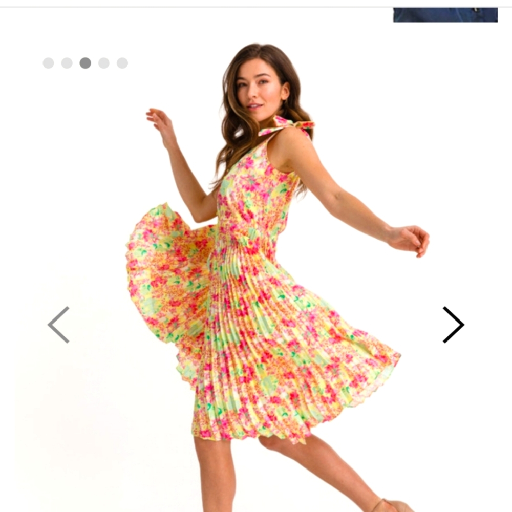 Guess satin pleated new honey dress